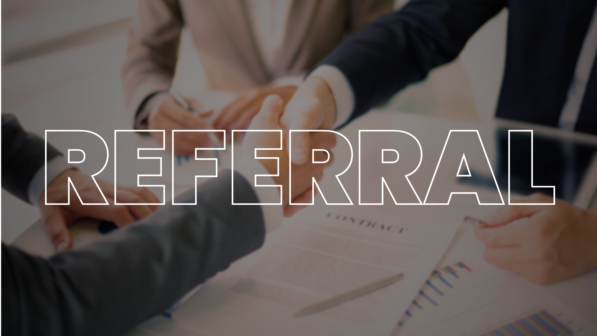 Stretta di mano tra professionisti per una partnership AI vocali basata su segnalazione clienti.